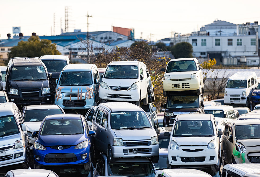 廃車買取で引き取った車両を並べているイメージ